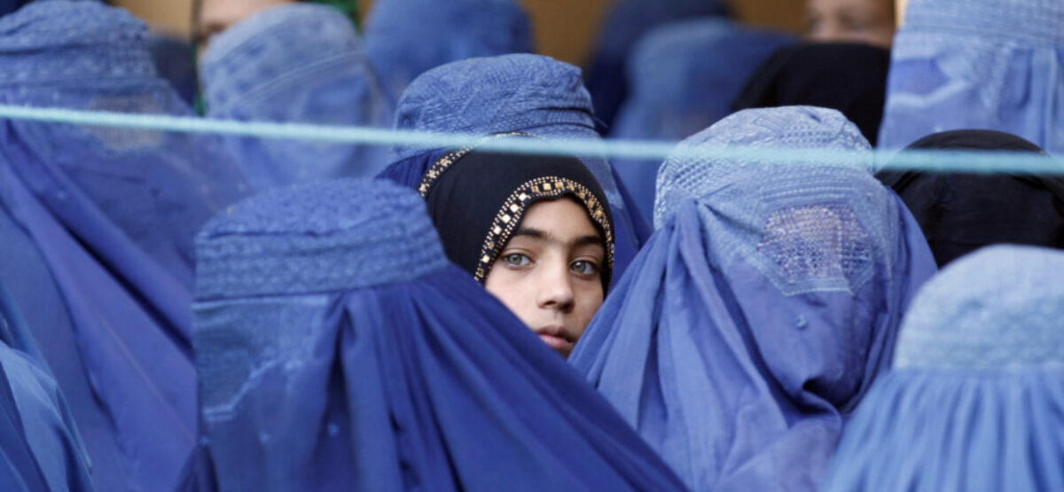 Afghanistan, le donne non possono lavorare: l’appello di Emergency