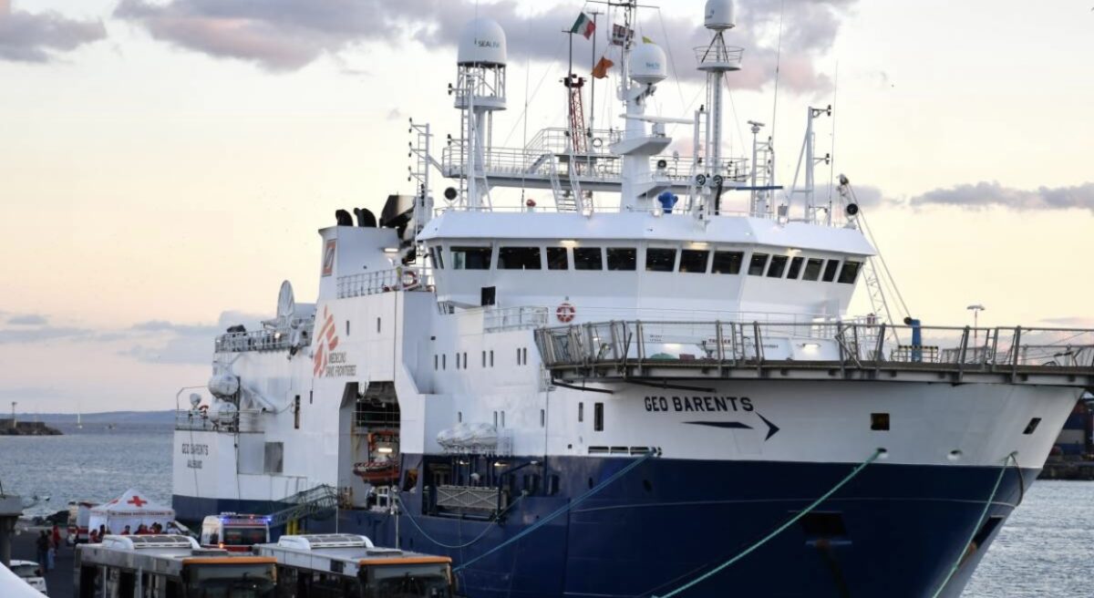 Le navi umanitarie “disobbediscono” alle direttive, per salvare vite