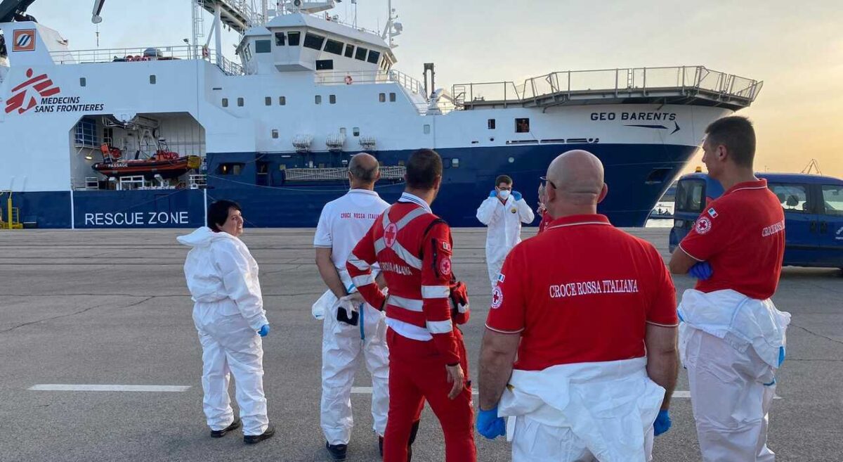 ONG: Geo Barents porta in salvo i migranti a Napoli