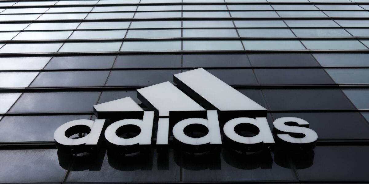 Adidas, la scelta solidale: i guadagni saranno donati alle ONG