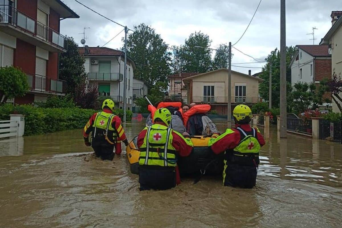 Villa Romiti, i volontari aiutano l’Emilia-Romagna: pasti, vestiti e consegne a domicilio