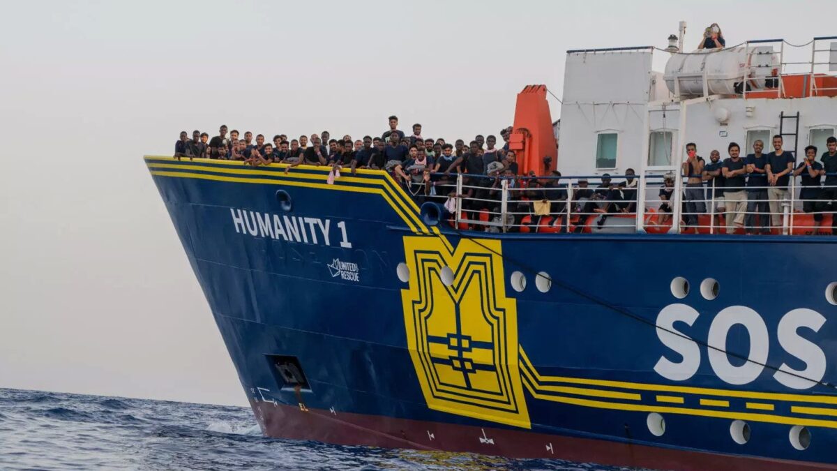 ONG e migranti, continuano gli sbarchi: in salvo altri 63